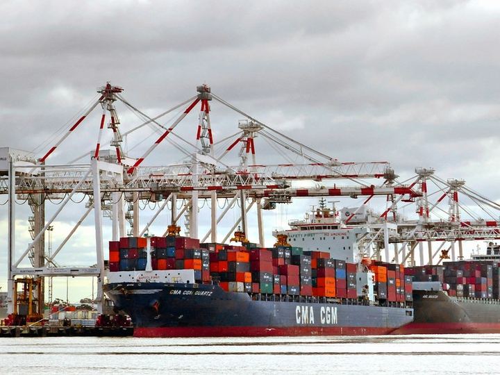 Containerkranen en containerschip aan de kade