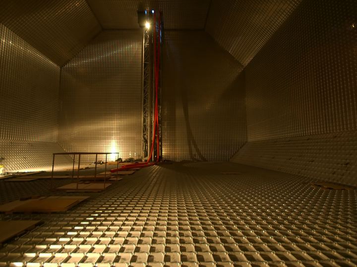 Binnenzijde van een grote industriële opslagtank