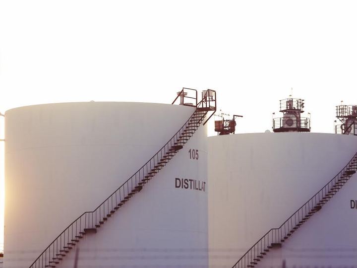 Opslagtanks met trappen op een industrieterrein